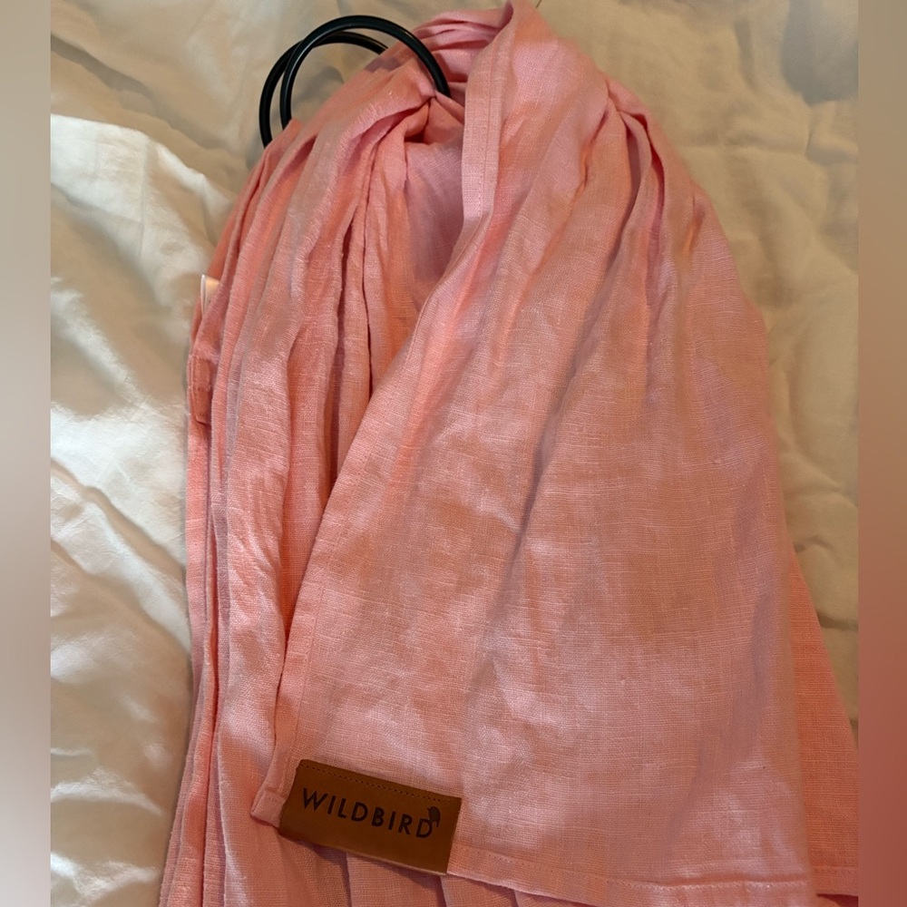 Wildbird Ring Sling. Linen baby sling in the color pink with black rings.